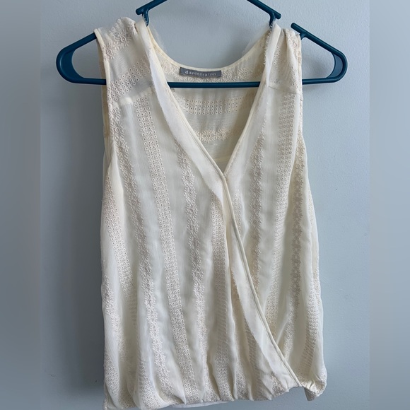 Daniel Rainn Tops - Daniel Rainn v-neck asymmetrical blouse - small